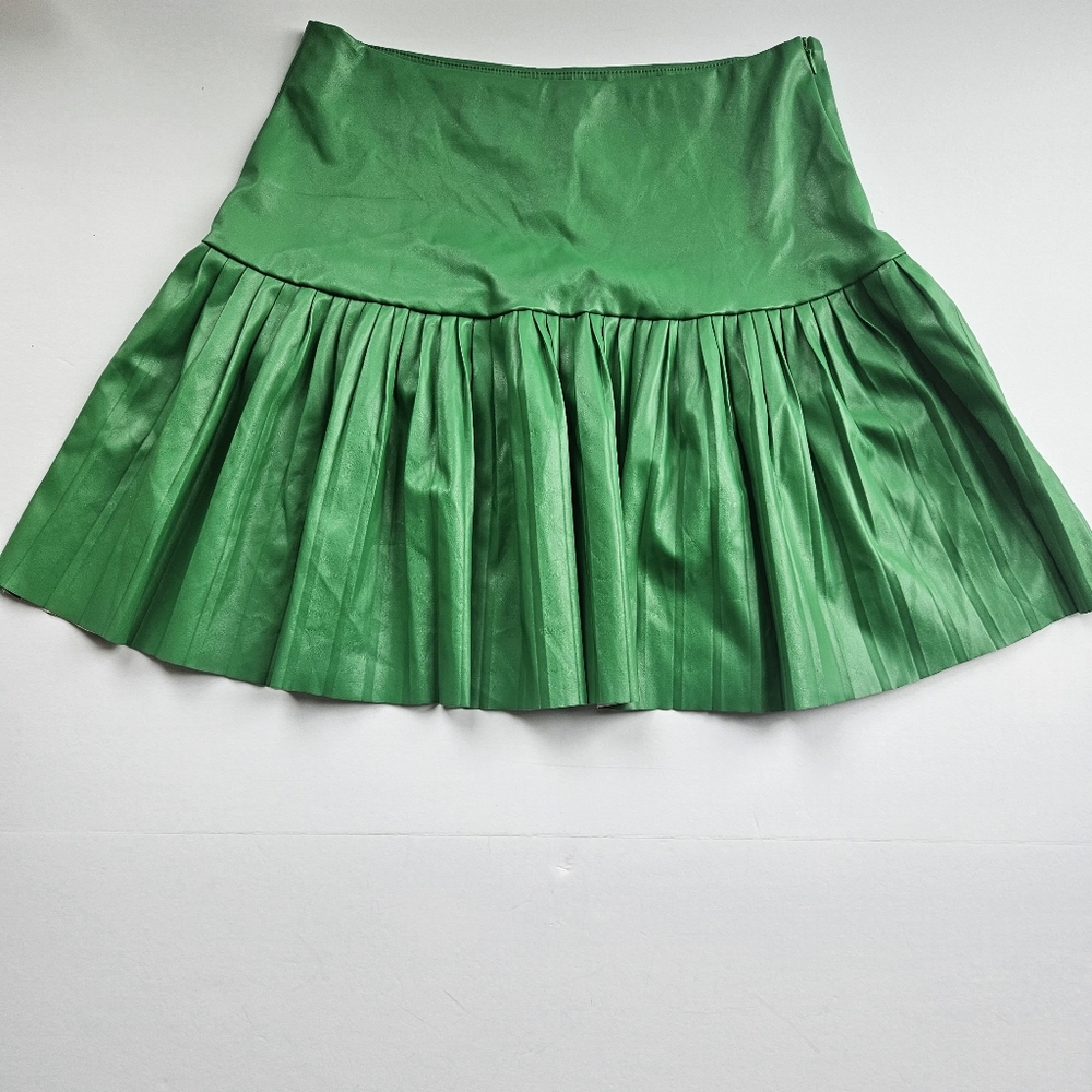 Green Pleated Women's Skirt - Picture 5 of 6